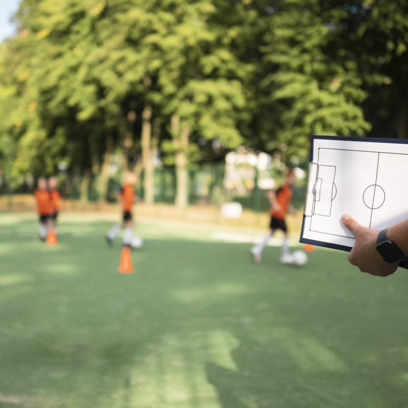 entraineur-de-football-enseignant-a-ses-eleves entraineur-de-football-enseignant-a-ses-eleves